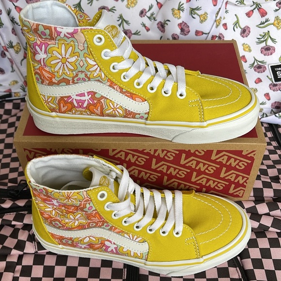 Vans WMNS Sk8-Hi Tapered
Psychedelic Resort Passio
VN0A5KRUBLX
Sneakers - Picture 2 of 16